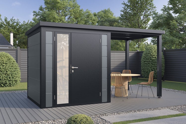 Modernes Gartenhaus aus Metall mit seitlichem Anbaudach und einer Tür mit Glaseinsatz auf einer Terrasse im Garten.
