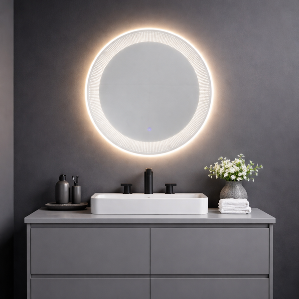 Runder Badezimmerspiegel mit LED-Beleuchtung und Touch-Sensor über einem weißen Aufsatzwaschbecken und grauem Unterschrank.