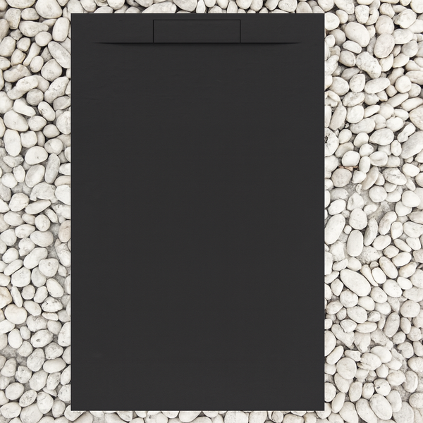 Schwarze Duschwanne auf Kiesuntergrund