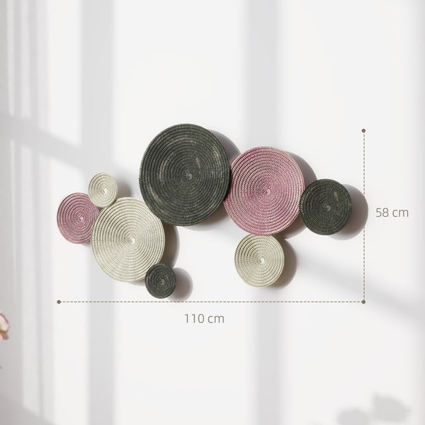 Dekorative Wandkunst mit kreisförmigen, geflochtenen Elementen, Abmessungen 110 cm x 58 cm.