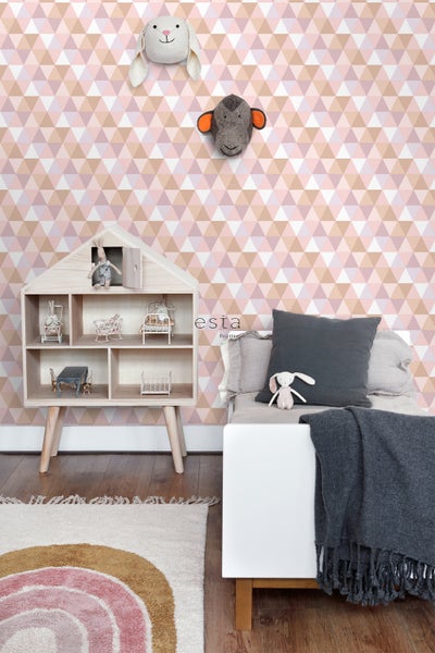 Kinderzimmer mit geometrischer Tapete, Puppenhausregal, kleinem Bett und Regenbogen Teppich