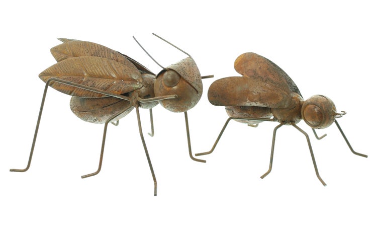 Zwei dekorative Insektenfiguren aus Metall