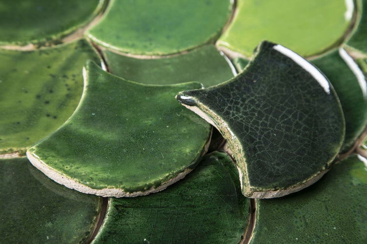 Fächerförmige Keramikfliesen in Grün