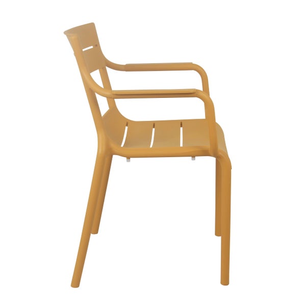 Stapelbarer Gartenstuhl aus Kunststoff in Ocker mit Armlehnen und Lattenoptik.