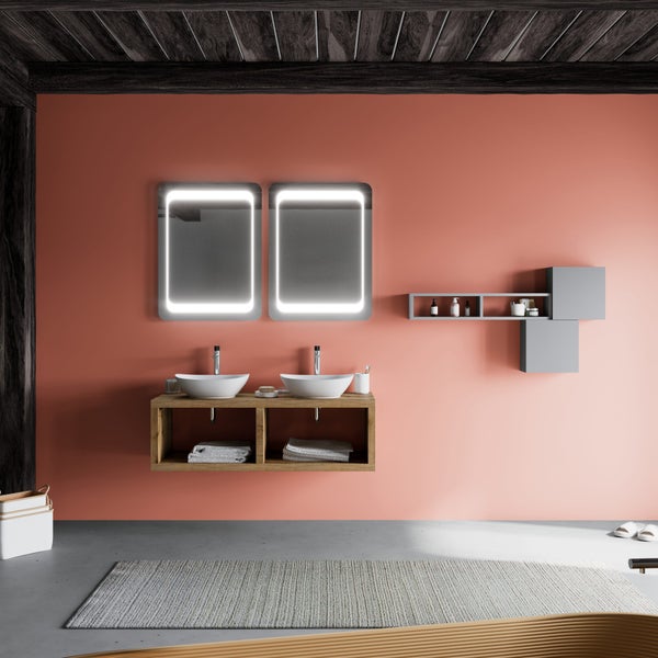 Modernes Badezimmer mit hölzernem Doppelwaschtisch, zwei Aufsatzwaschbecken, beleuchteten LED-Spiegeln und grauen Wandregalen.