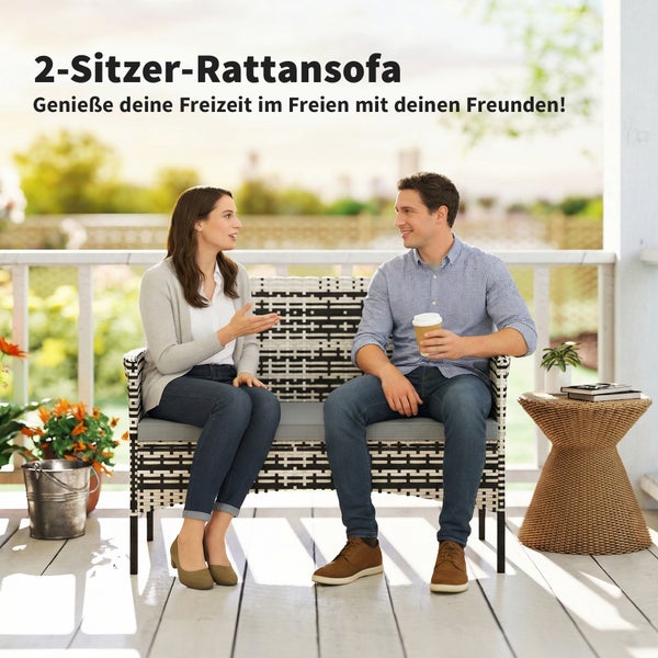 Zwei Personen sitzen auf einem schwarz-weißen Zweisitzer-Rattansofa auf einer hellen Veranda mit Geländer und Beistelltisch.