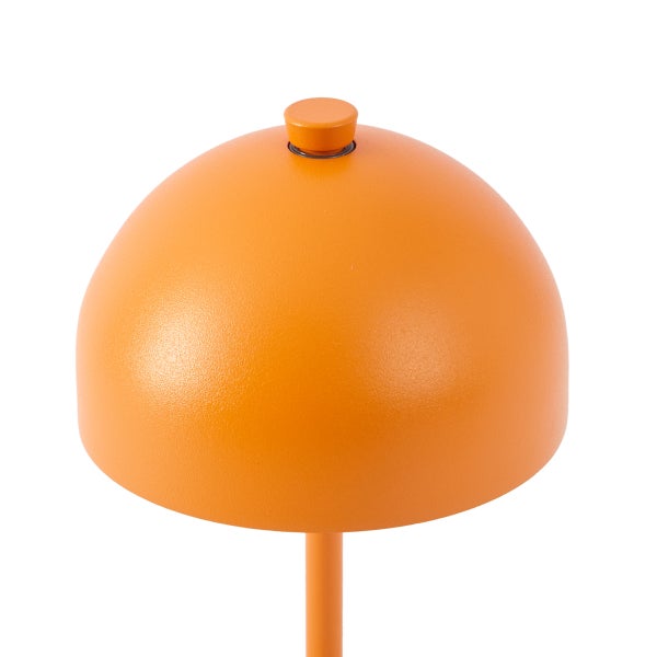 Halbkugelförmiger orangefarbener Lampenschirm einer LED-Tischleuchte mit Bedienknopf an der Oberseite.