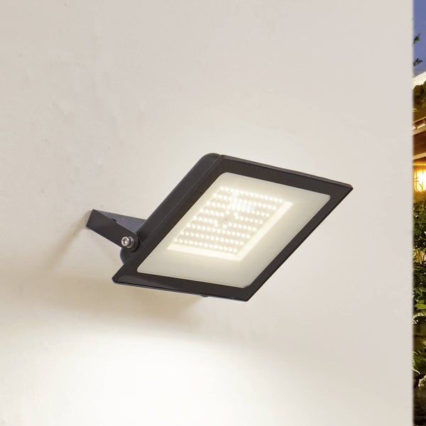 LED-Außenstrahler, flaches Gehäuse in Schwarz, wandmontiert und eingeschaltet.