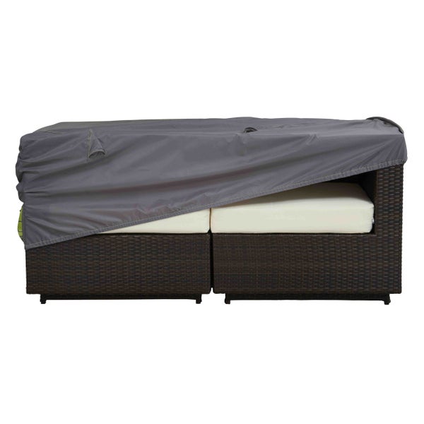 Schutzhülle für Garten-Lounge-Möbel, grau, aus strapazierfähigem Gewebe, teilweise über ein braunes Polyrattan-Sofa gezogen.