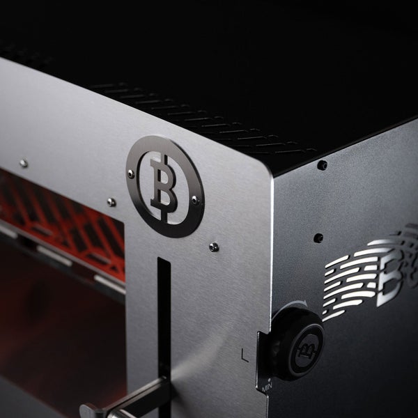 Werkbank mit Arbeitsplatte aus Holz und zwei Schubladenschränken aus Metall mit neun und sechs Schubfächern.