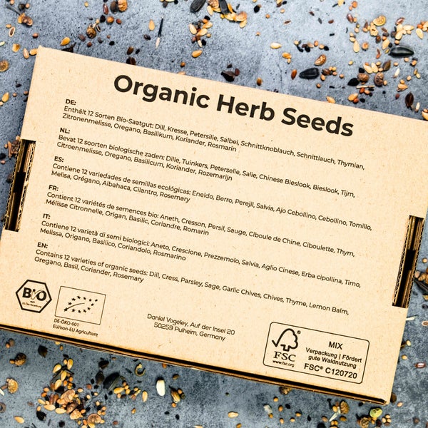 Rückseite einer Kartonverpackung für 12 Sorten Bio-Kräutersamen mit EU-Bio-Siegel, deutschem Bio-Siegel und FSC-Mix-Label.