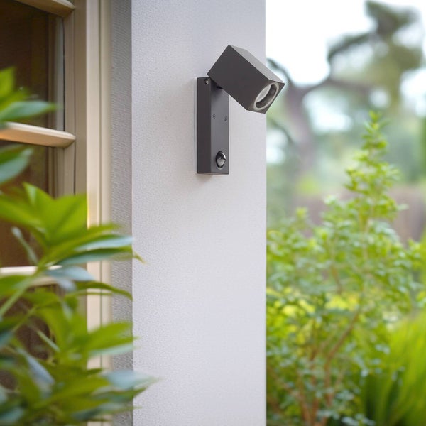 Lindby Wandleuchte außen Othil mit Bewegungsmelder (spritzwassergeschützt (Modern) in Alu aus Aluminium (1 flammig, GU10) - Wandlampe für Außenwand/Hauswand Haus Terrasse und Balkon