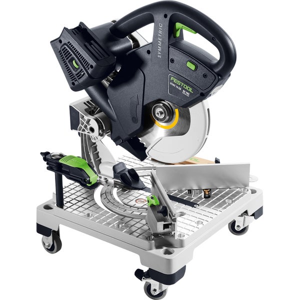 Gehrungssäge beim Schneiden eines Holzstücks mit dem Festool Logo