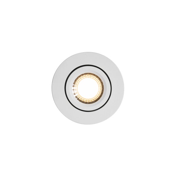 Runder LED-Einbaustrahler in Weiß, schwenkbar, mit eingeschaltetem Leuchtmittel.