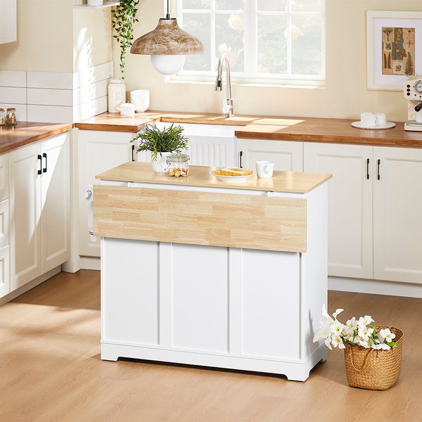 Kücheninsel mit ausklappbarer Arbeitsfläche in einer hellen Küche