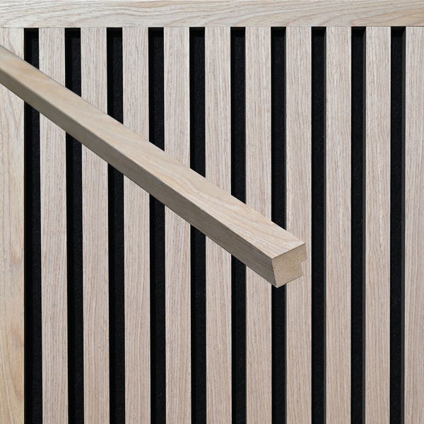 Lamellenwandpaneel mit Holzleisten und Filz für eine moderne Wandgestaltung