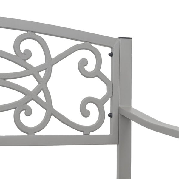 Detail der Rückenlehne einer Gartenbank aus Metall mit dekorativen Verzierungen