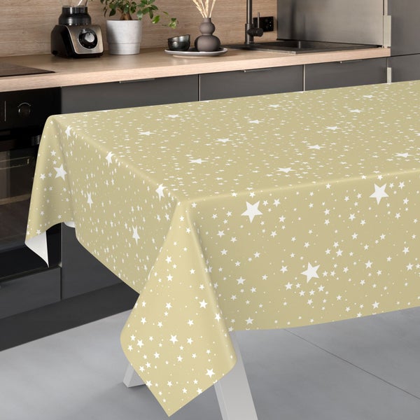 Abwaschbare Tischdecke mit weißem Sternenmuster auf beigem Grund auf einem Tisch in einer modernen, aufgeräumten Küche.