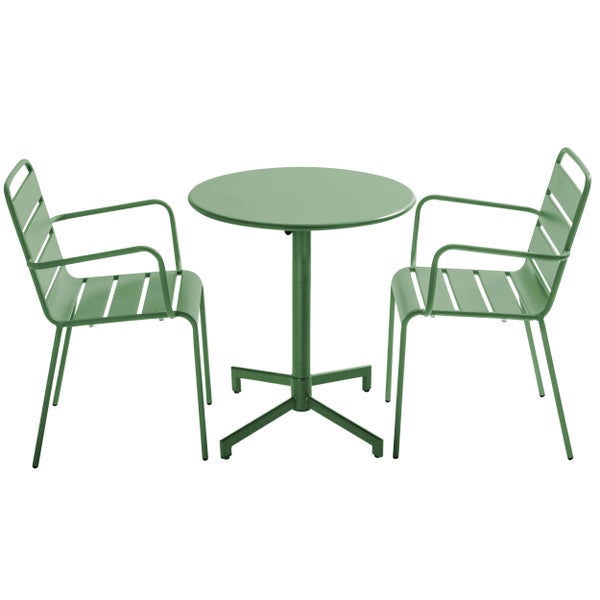 Grüne dreiteilige Balkon-Sitzgruppe aus Metall mit einem runden Tisch und zwei Armlehnenstühlen.