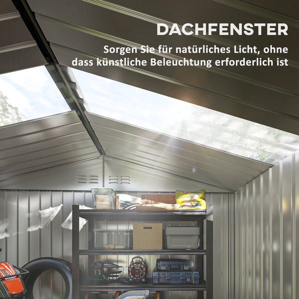 Dachfenster eines Gerätehauses mit Regalen und verschiedenem Zubehör