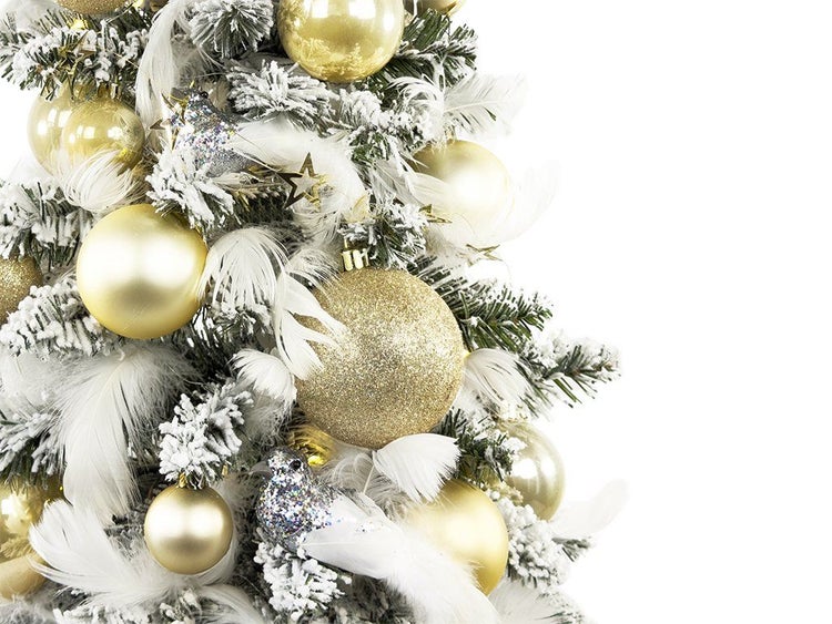 Weihnachtsbaum mit künstlichem Schnee geschmückt mit Kugeln Federn und Vögeln als Dekoration für eine festliche Atmosphäre