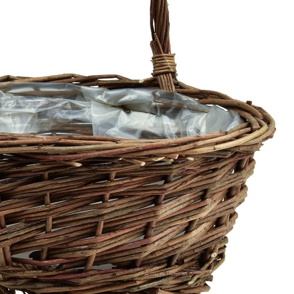 Detailansicht eines Weidenkorbs mit Pflanzfolie