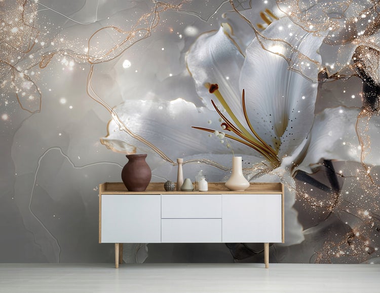 Dekoratives Wandbild mit Lilienmotiv über einer Kommode