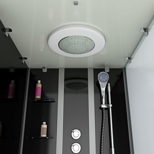 Innenansicht einer modernen Duschkabine mit großer Decken-Regendusche, Handbrause an einer Stange, Glasablagen und verchromten Armaturen.