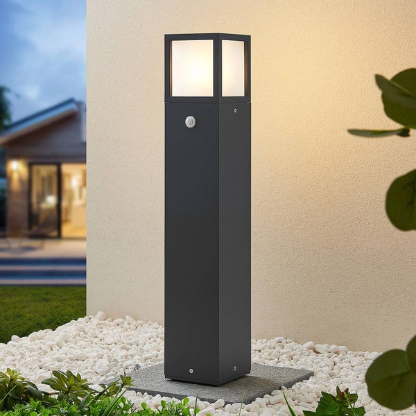 Lucande Außenleuchte Dewari mit Bewegungsmelder (spritzwassergeschützt (Modern) in Alu aus Aluminium (1 flammig, E27) - Wegeleuchte Pollerleuchte Wegelampe Sockelleuchte