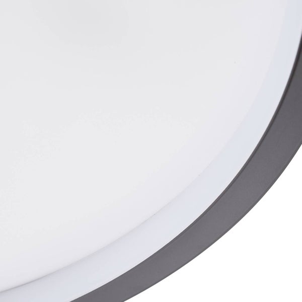 Detailaufnahme einer runden Deckenleuchte mit dunklem Metallrahmen und weißem Diffusor.