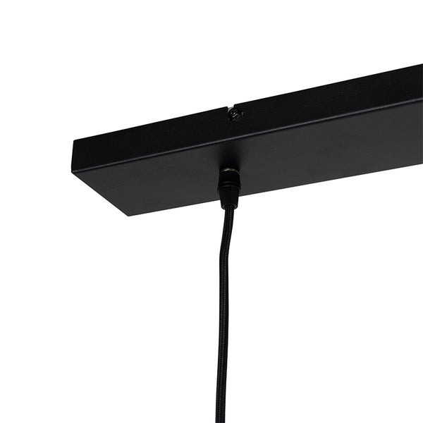 Detailansicht einer Deckenleuchte mit schwarzem Baldachin und Kabel