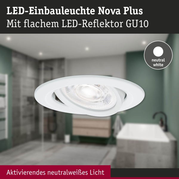 Schwenkbare weiße LED-Einbauleuchte Nova Plus mit flachem LED-Reflektor GU10 und neutralweißem Licht in einem modernen Badezimmer.