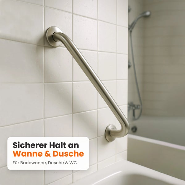 Ein metallischer Haltegriff ist an einer weiß gefliesten Wand im Badezimmer angebracht, um für Sicherheit in Wanne und Dusche zu sorgen.