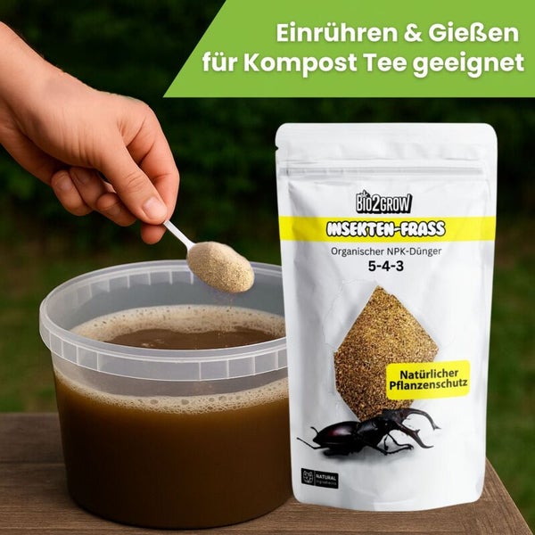 Bio2Grow Insekten-Frass organischer NPK-Dünger 5-4-3 mit natürlichem Pflanzenschutz wird in einen Eimer mit Wasser eingerührt.