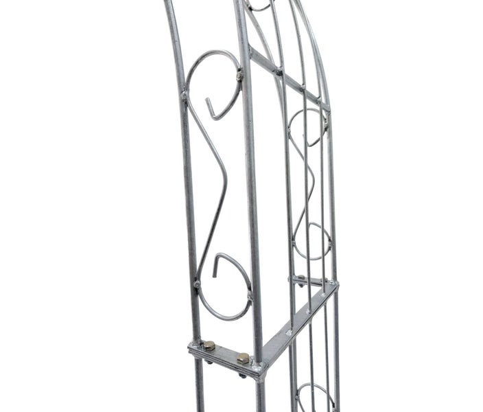 Detailansicht eines Gartenbogen aus Metall mit dekorativen Verzierungen.