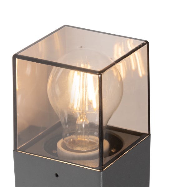 Moderne quadratische Außenleuchte mit transparentem Gehäuse und leuchtendem LED-Filament-Leuchtmittel.