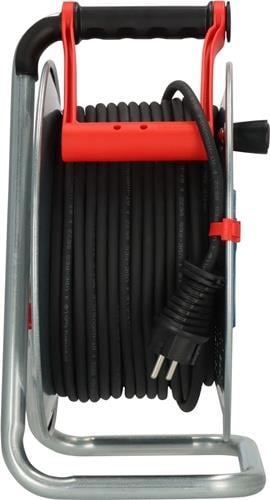 Kabeltrommel mit schwarzem Kabel und Stahlrahmen