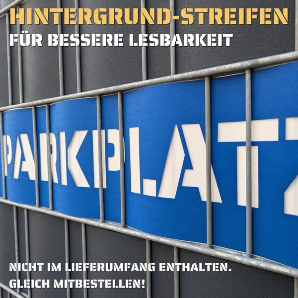 Parkschild mit dem Wort Parkplatz an einem Zaun