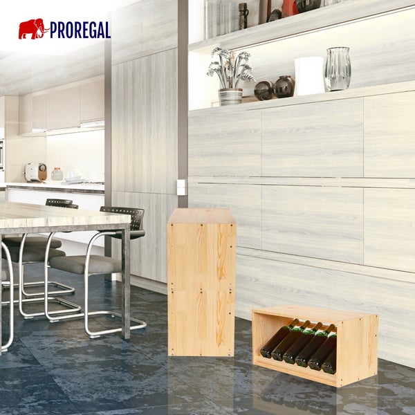 Proregal Logo. Weinregal aus hellem Holz in einer modernen, hellen Küche mit dunklem Boden, stehend und liegend mit Weinflaschen präsentiert.