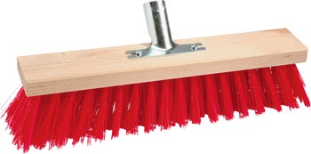 Straßenbesen mit Holzkörper, roten Kunststoffborsten und Metall-Stielhalter.