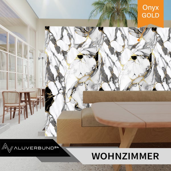 Wohnzimmer mit Wandpaneelen im Onyx Gold Design