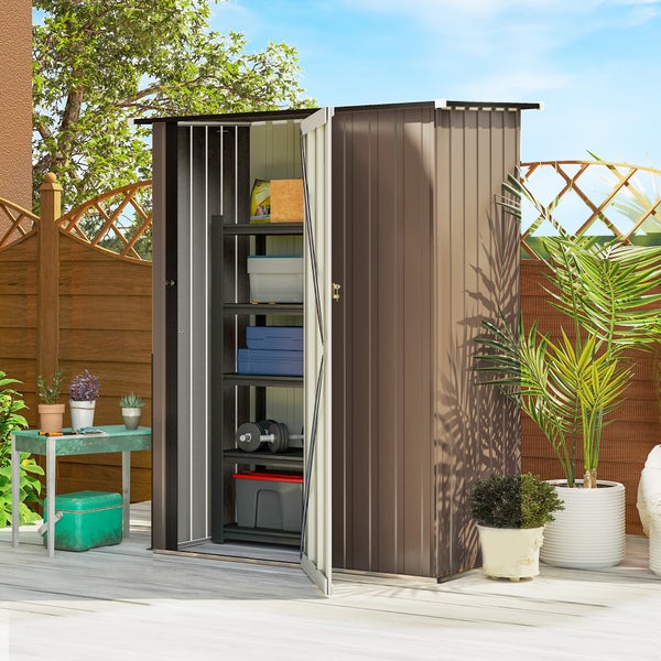 Hoher Metall-Gartenschrank mit offener Tür und Regalsystem auf einer Terrasse neben Pflanzen und einem Holzzaun.