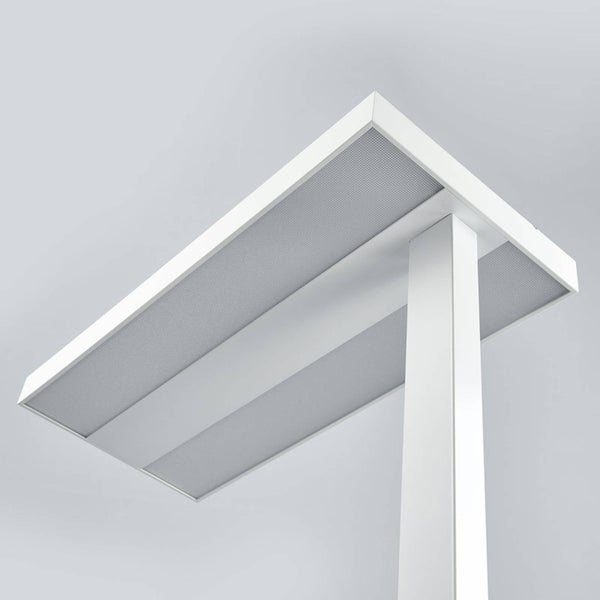 Weiße LED-Bürostehleuchte aus Metall mit rechteckigem Kopf und mikroprismatischem Diffusor.