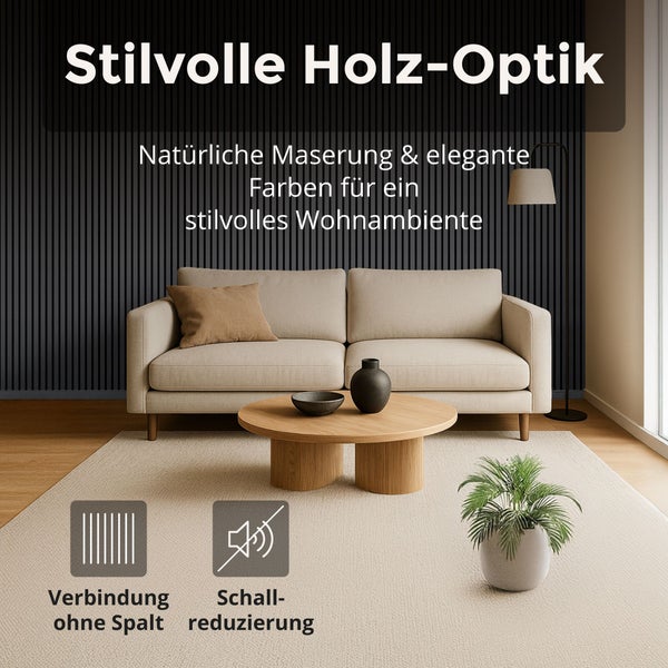 Wandpaneele in Holzoptik hinter einem Sofa, schallreduzierende Akustikpaneele mit natürlicher Maserung und fugenlosem Anschluss.