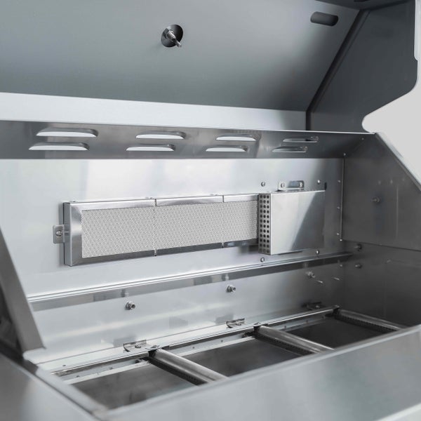 Innenansicht eines Gasgrills mit keramischem Infrarot-Heckbrenner und Brennerrohren aus Edelstahl.
