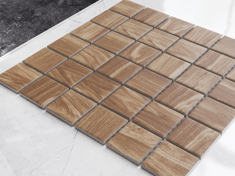 Quadratisches Mosaik in Holzoptik mit natürlicher Maserung.