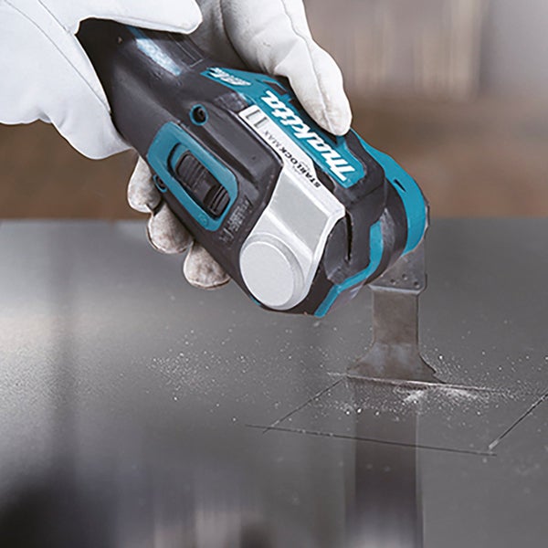 Makita Multifunktionswerkzeug beim Schneiden von Material