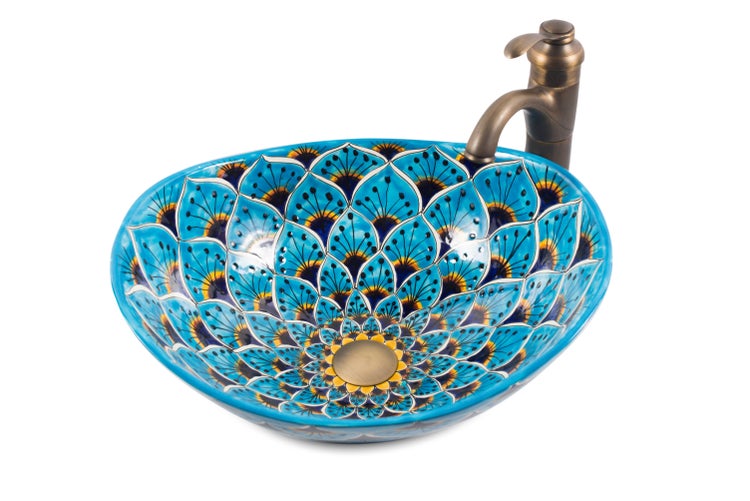 Keramikwaschbecken mit Blumenmuster und Armatur