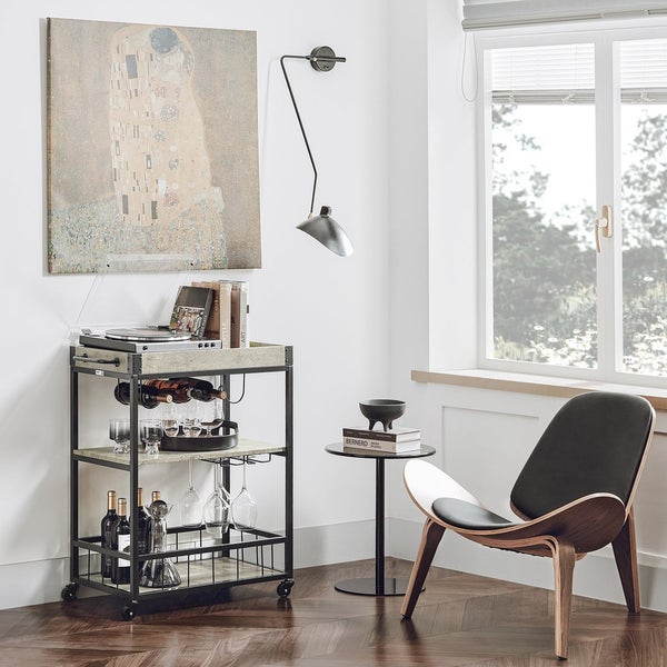 Innenraumansicht mit Barwagen, Sessel, Beistelltisch und Gemälde