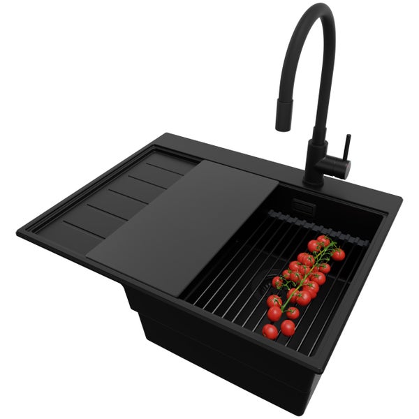 Schwarzes Spülbecken mit Abtropffläche, Schneidebrett und Armatur